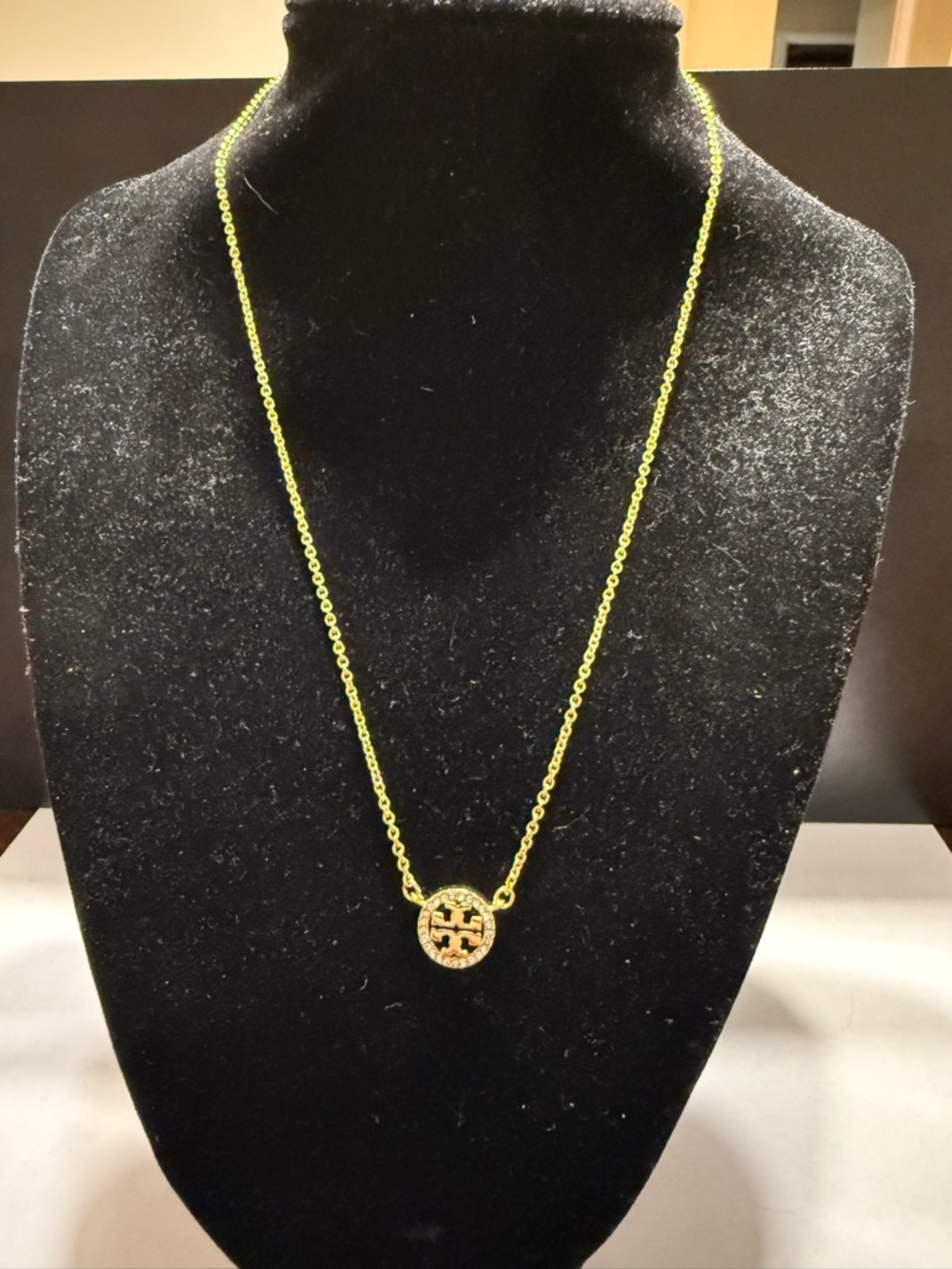 NEW Tory Burch Icon logo diamond pave round accent golden Necklace - Picture 1 of 5